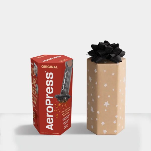 AeroPress og gave med sort sløjfe