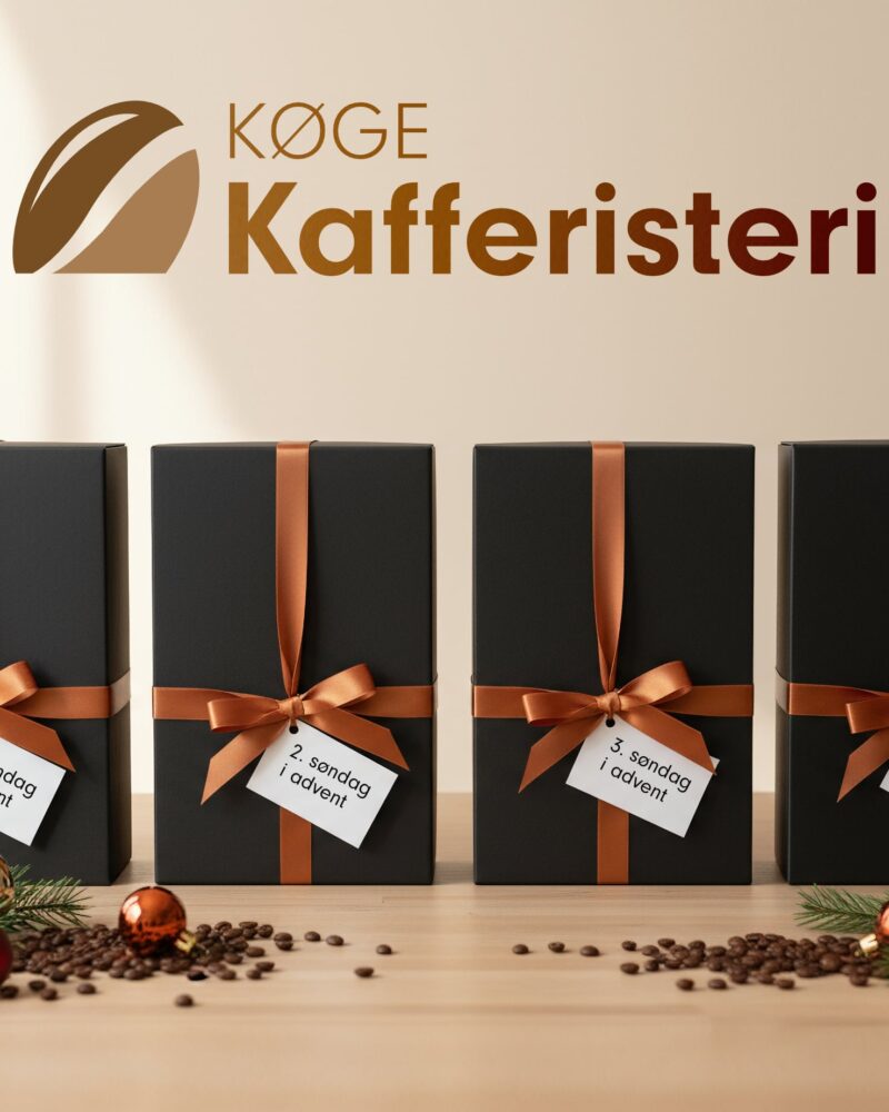 Gaveæsker fra Køge Kafferisteri med julekugler og grankviste.