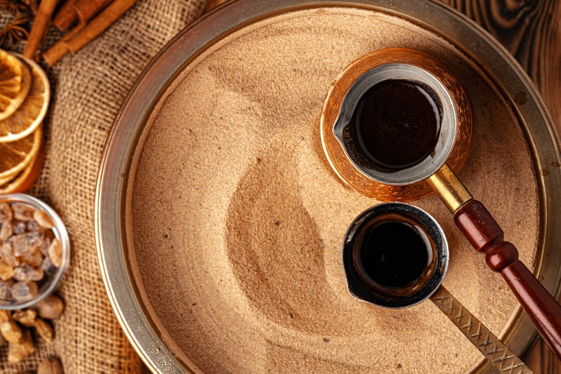 Traditionel tyrkisk kaffe i sand