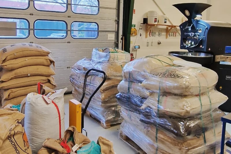 Kafferisteri med sække og paller kaffebønner