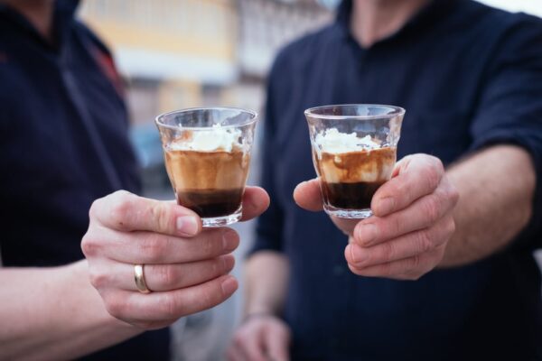 To personer skåler med kaffe og flødeskum