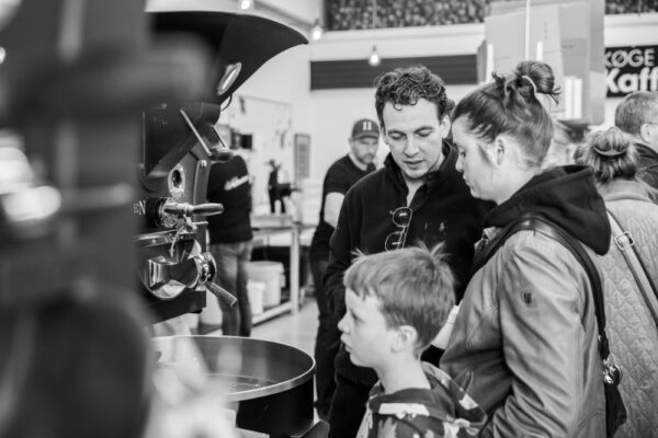 Mennesker ved kaffemaskine i butik
