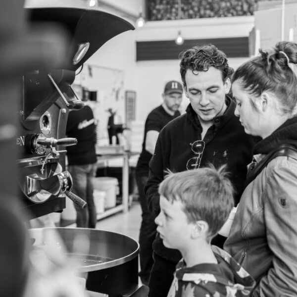 Mennesker ved kaffemaskine i butik