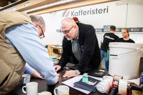 Folk arbejder på Rolf Kafferisteri