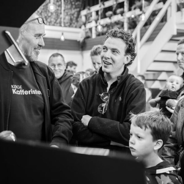 Gruppe mennesker på kaffemesterkursus i café